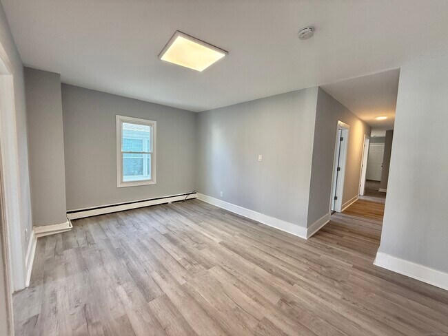 Building Photo - 748 Maple St