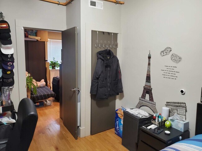 Building Photo - Nicely renovated 5 bed townhouse with all the extras!