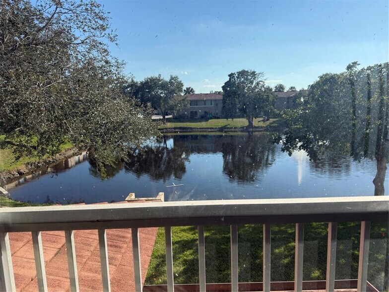 Building Photo - 9930 Twin Lakes Dr