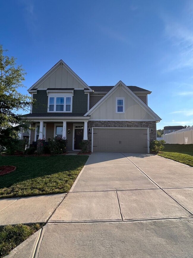 Building Photo - Lake Front Community 4 bed, 3 bath