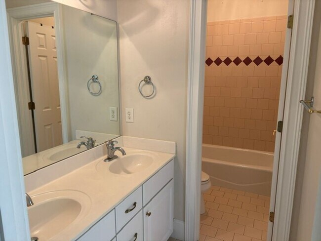 Building Photo - 43 Crooked Creek Ln