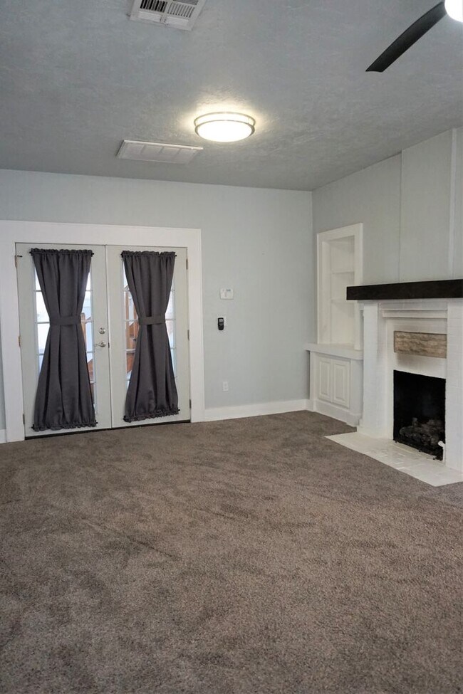 Building Photo - 2 BED 1 BATH DUPLEX MESTA PARK