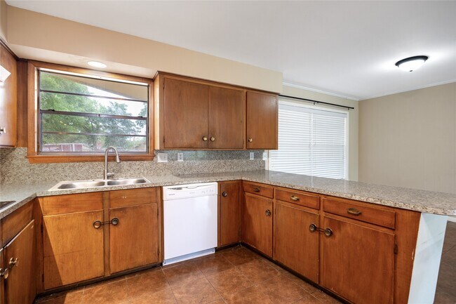 Building Photo - 2 Circle Dr