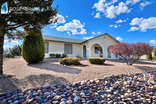 Building Photo - Hilltop 3-beds, 2-baths retreat with Mountain Views in Prescott Country Club!