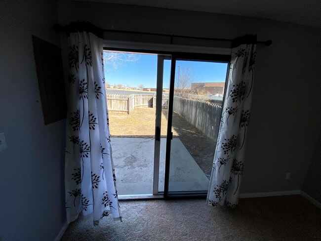 Building Photo - 3 Bedroom, 1.5 Bathroom Townhouse Next to High School and Middle School