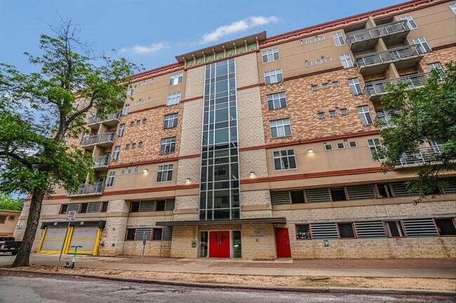 Building Photo - 711 W 26th St