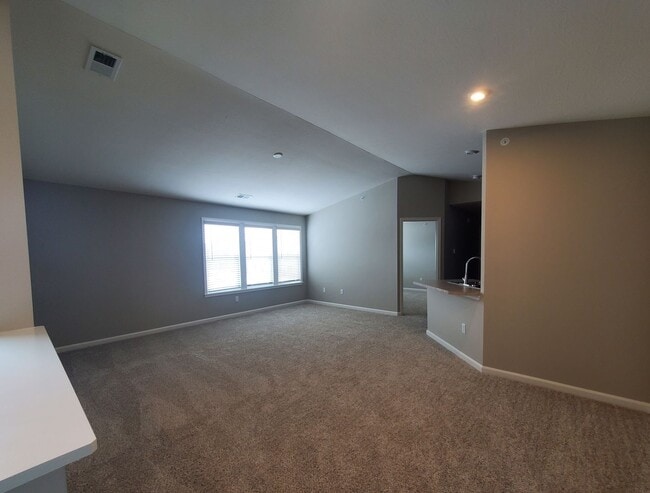 Building Photo - 2 Bedroom with 2 Bath Condo