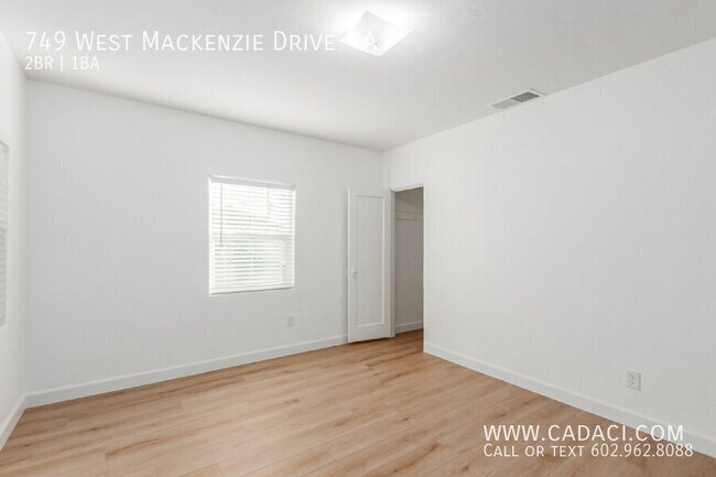 Building Photo - 749 W MacKenzie Dr
