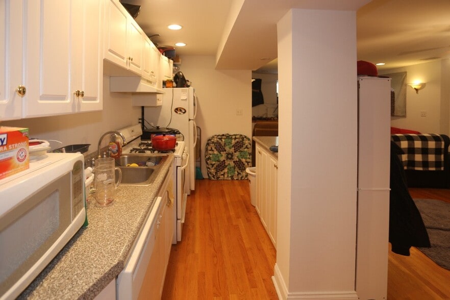 Building Photo - 1436 W Belle Plaine Ave