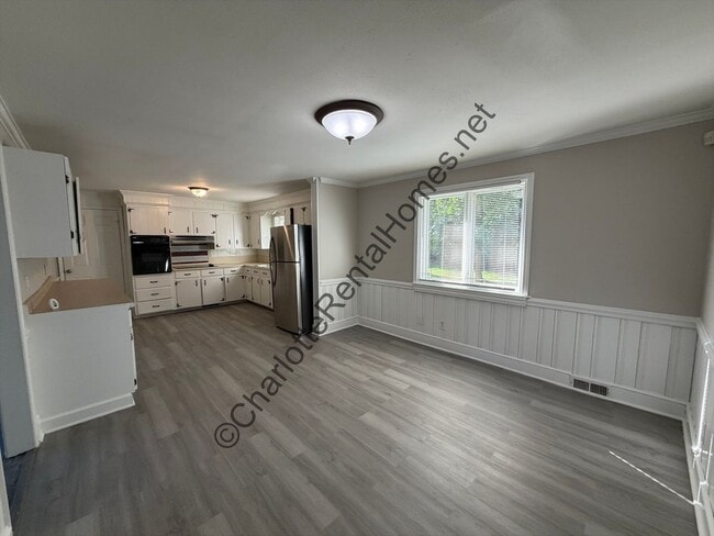 Building Photo - 2116 Tarlton Dr