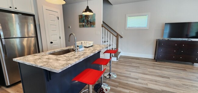 Building Photo - 380 Lake St