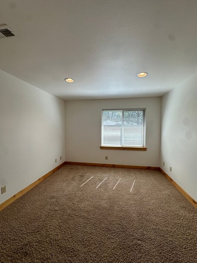 Building Photo - 115 Northwest Mount Washington Drive