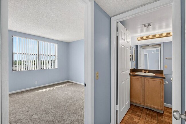 Building Photo - 724 Executive Center Dr