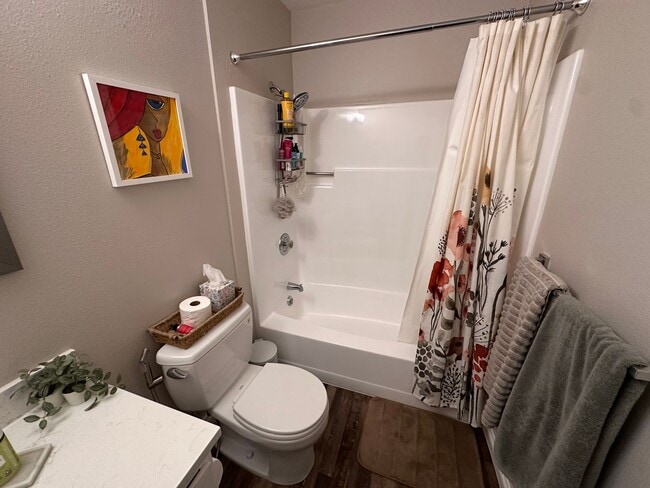 Building Photo - Quiet Kirkland Condo near Downtown Availab...