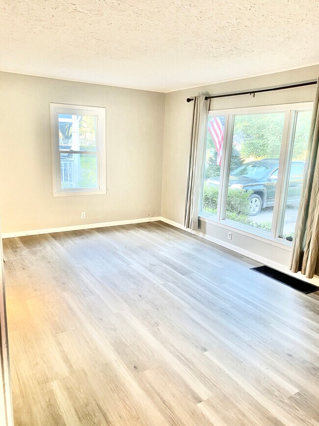 Nice large living room with pretty floor - 5223 Ralston Ave