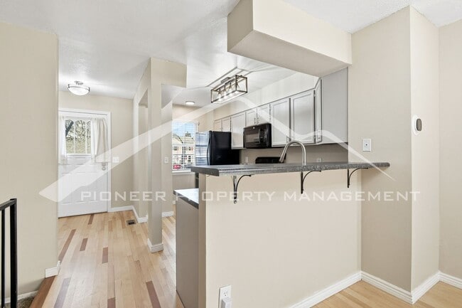 Building Photo - Spacious Townhouse with Central AC and Washer/Dryer