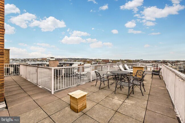 Building Photo - 1417 Newton St NW