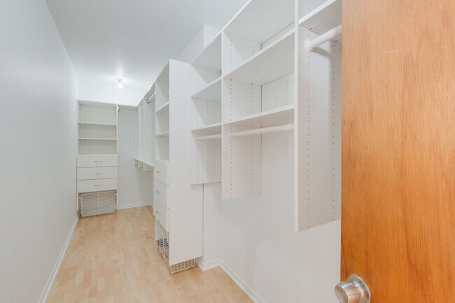 Building Photo - 4060 S Ellis Ave