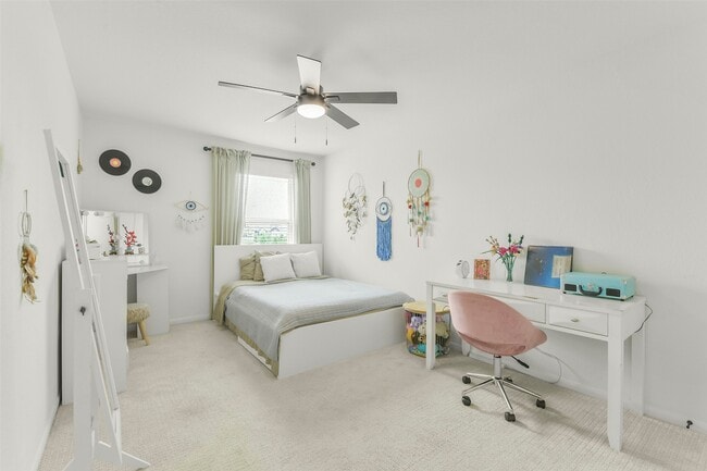 Building Photo - 5526 Hyde Park Dr