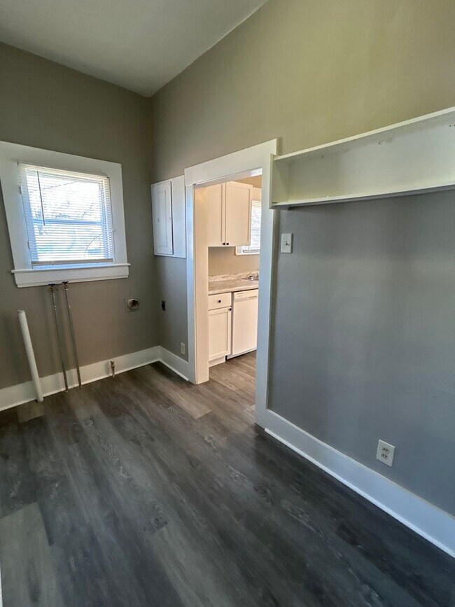 Building Photo - Remodeled And Very Adorable 3 Bedroom/2 Bathroom House