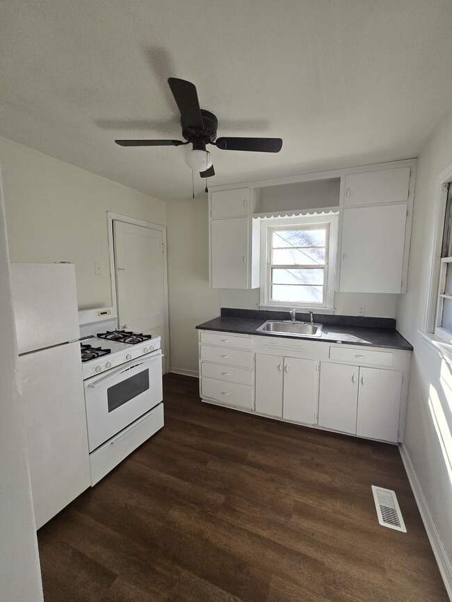 Building Photo - 511 Funston