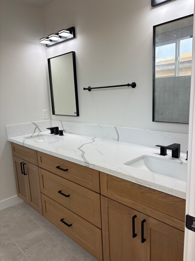 Building Photo - 260 Donax Ave