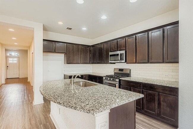 Building Photo - 16605 Aventura Ave