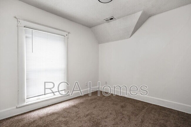 Building Photo - 418 N Drexel Ave