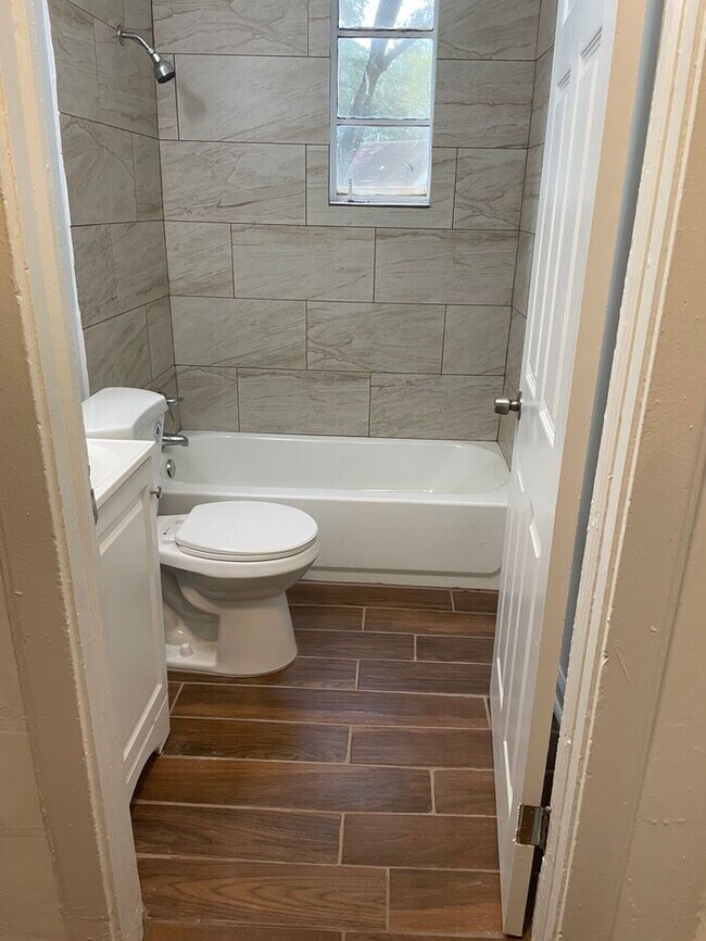 Building Photo - Well Maintained 2 Bedroom