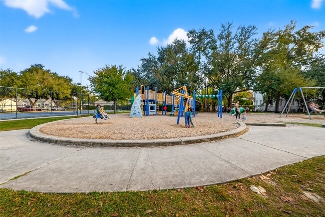 Building Photo - 115 Aurora St