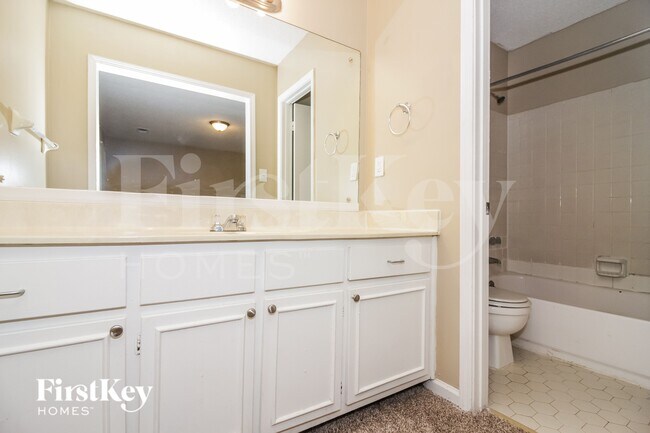 Building Photo - 3833 Lucerne Dr