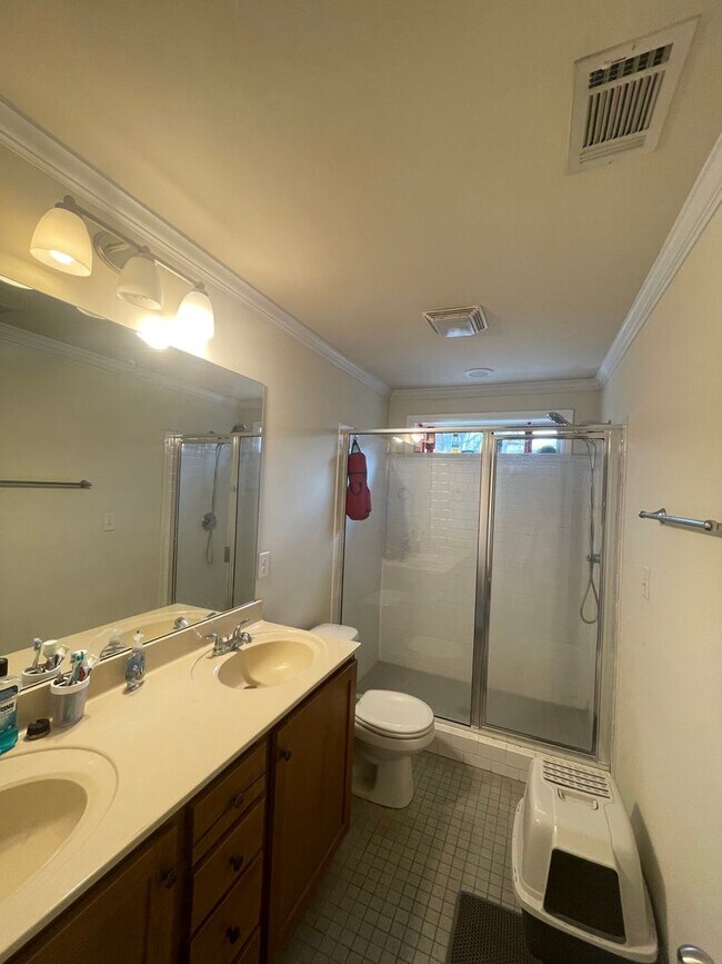 Building Photo - Cute 4 Bedroom Near Downtown for Pre-Lease