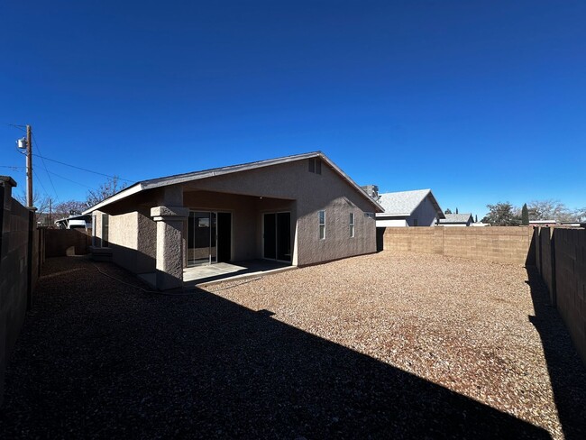 Building Photo - 3 Bedroom 2 Bathroom Home