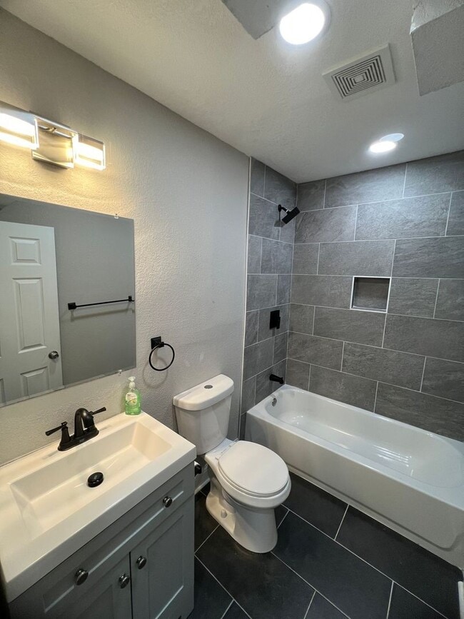 Building Photo - Modern Comfort Meets Convenience in This 4-Bed KC Home!