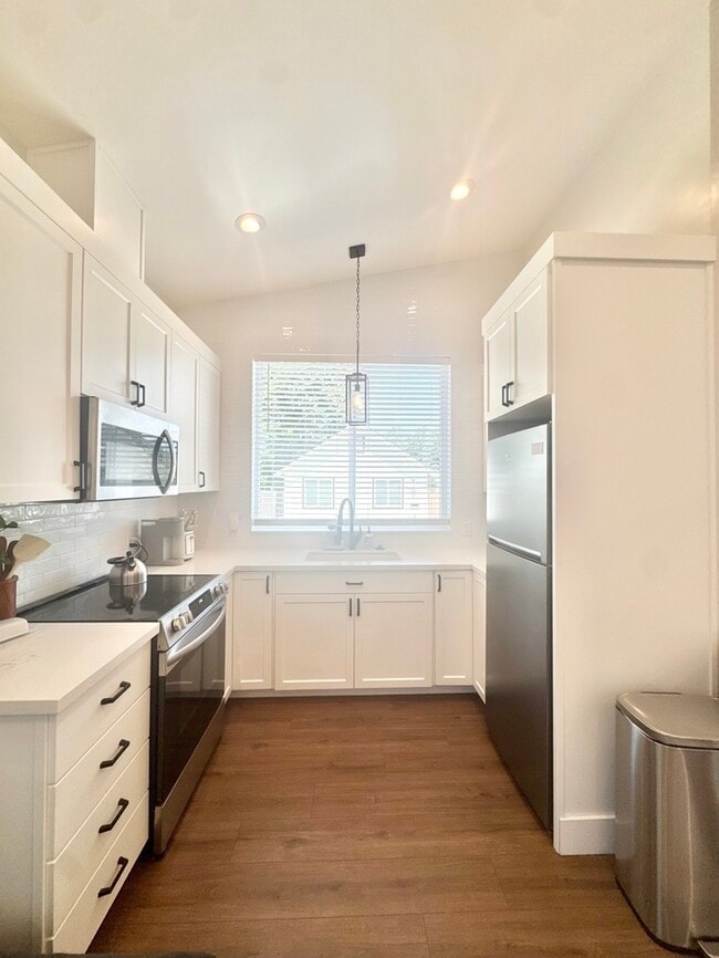 Building Photo - Adorable and updated furnished home in Fol...