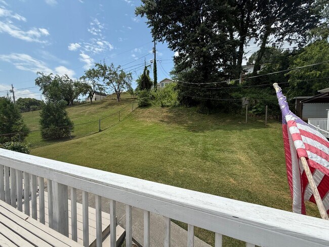 Building Photo - 3-4 bedroom / 2 bath split foyer  Kingspor...