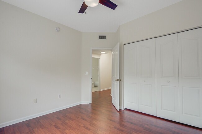 Building Photo - 826 Dakota Dr