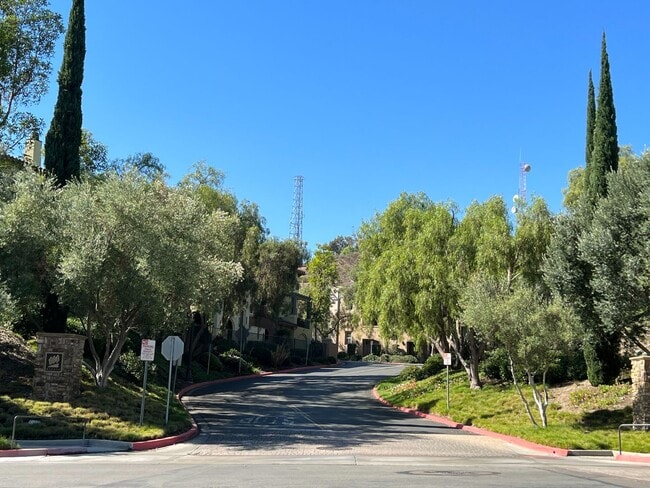 Building Photo - Luxury Tri-Level Townhome – Terraces at Es...