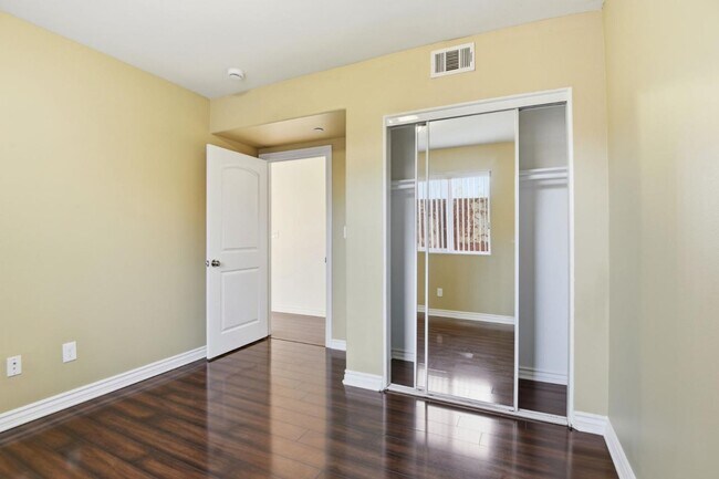 Building Photo - 1614 W 39th Pl