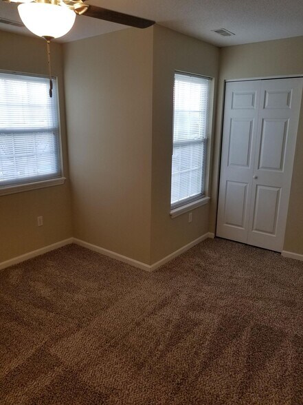 Building Photo - 445 Orchard View Ct
