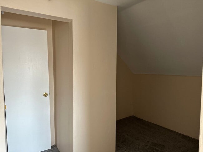 Building Photo - YUO WILL FALL IN LOVE WITH THIS COZY HOME !!!