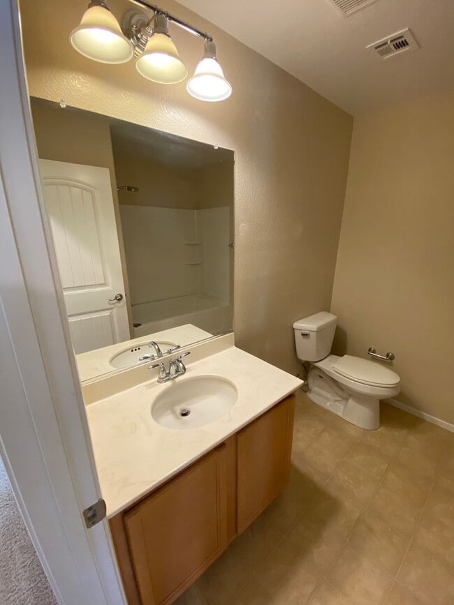 Building Photo - Beautiful 3 bed/2.5 bath home located in Henderson.