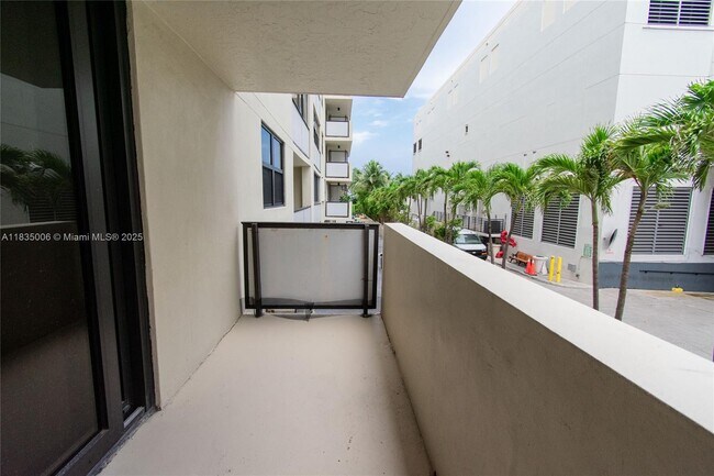 Building Photo - 1621 Collins Ave