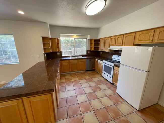 Building Photo - 4527 Hollister Ave