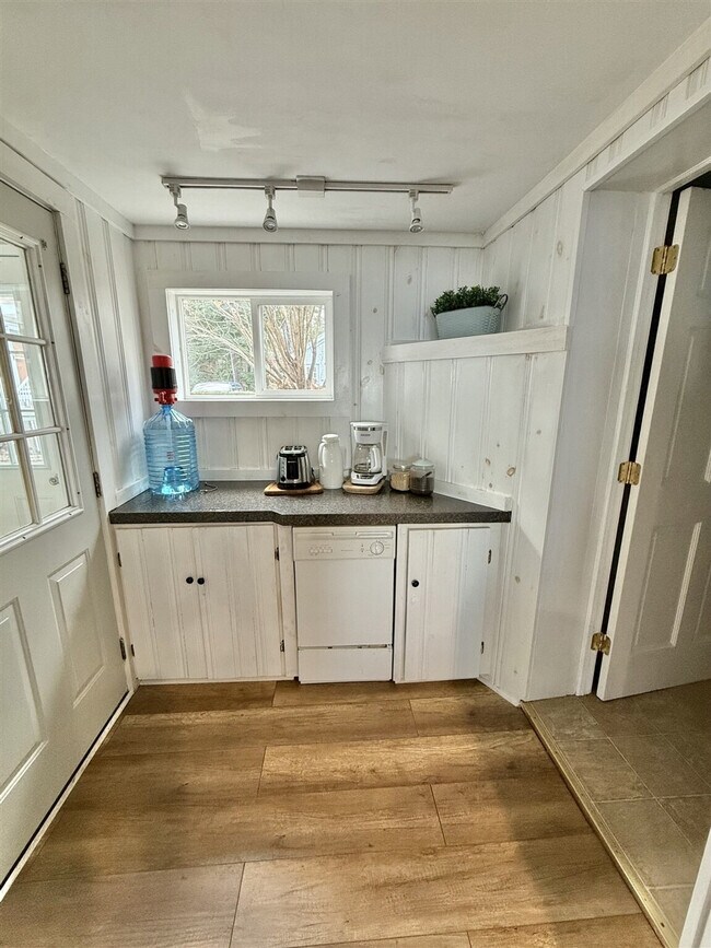 Building Photo - 28 Beach St