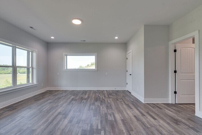 Building Photo - 37 Lakeview Dr