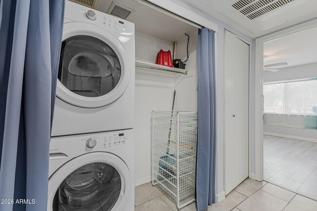 Building Photo - 1005 W Laguna Dr