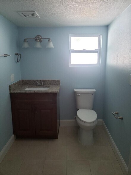 Toilet - 6001 Cresthill Dr