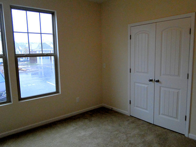Building Photo - 3 Bedroom, 2.5 Bathroom Townhome with Office!