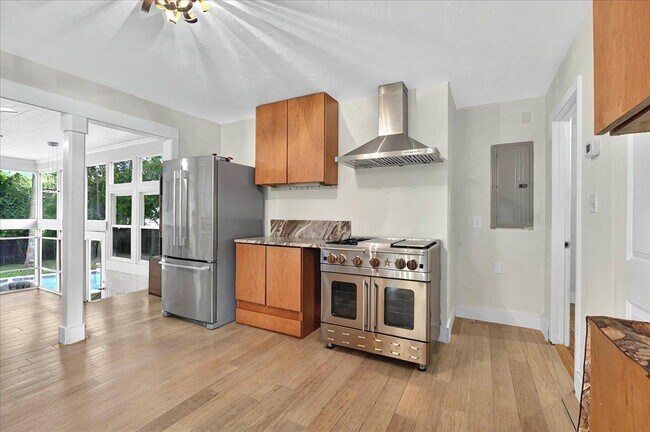 Building Photo - 1205 Gardenia Dr